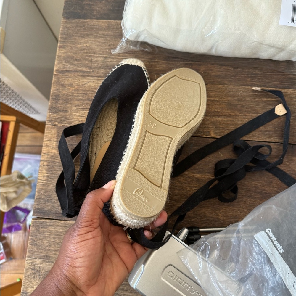 A true size 38 so a little too snug. I wear a size 8 1/2. I’ve never worn them! - Picture 3 of 4